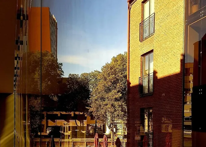 Stylish Riverside In Old Town Apartament